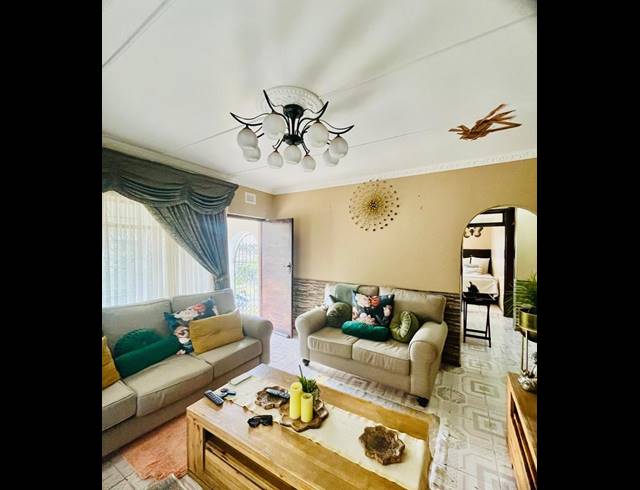5 BEDROOM HOUSE FOR SALE IN UMLAZI